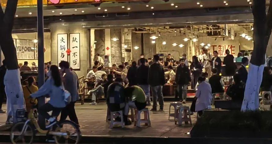 今年餐饮加盟有多狠？0门槛、0加盟费，开店节奏超快