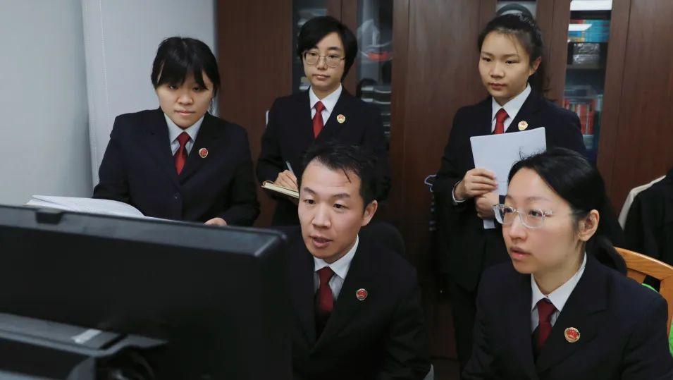 业务员推荐股票亏24万,他们到底判几年?