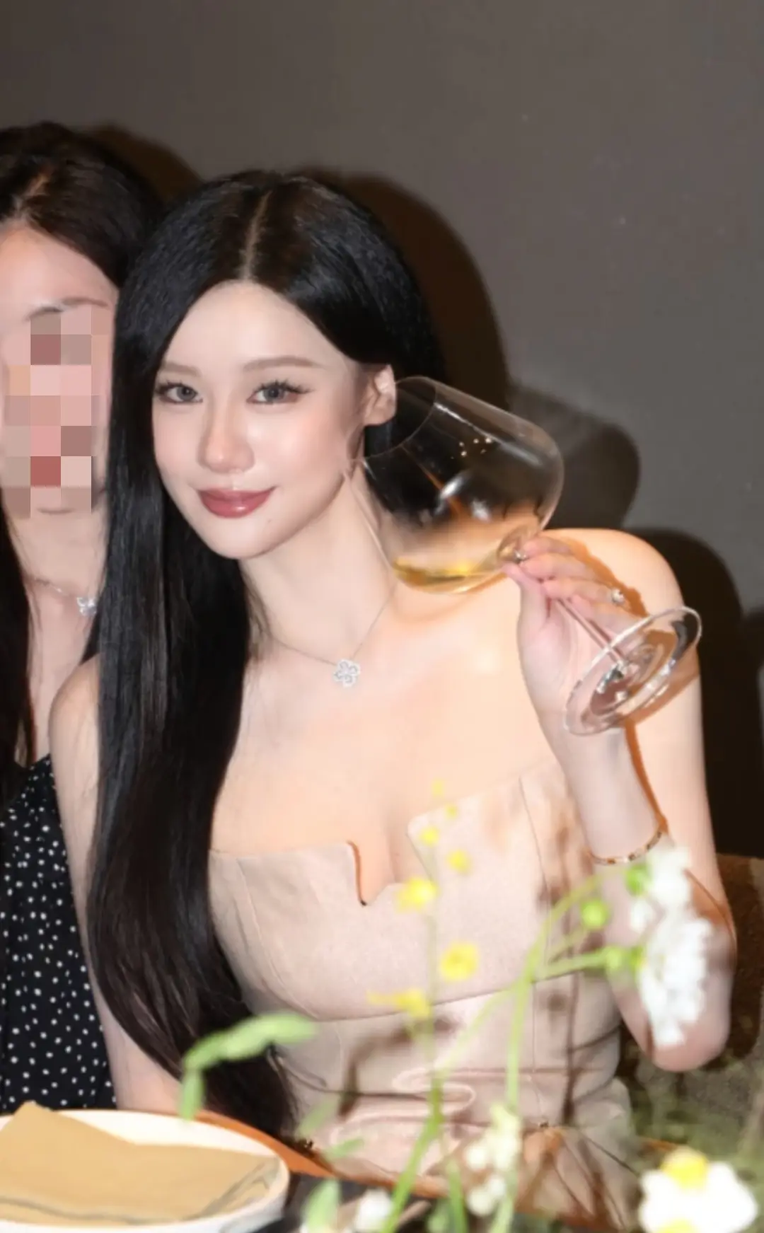 范志毅长女27岁庆生照曝光，豪门千金活出别样风采