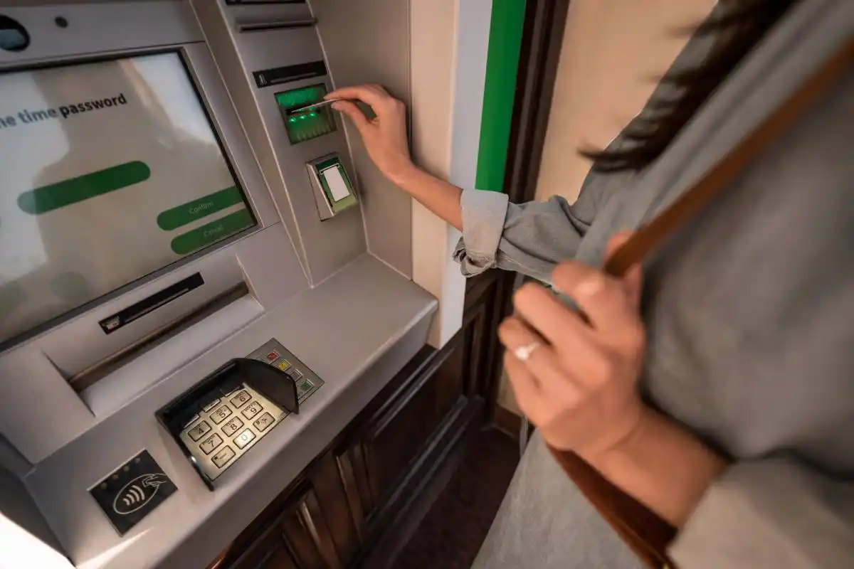 银行卡异地取款收费规则：同行免费跨行收费，搞清能省钱